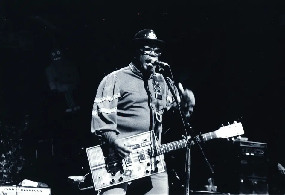 Diddley on tour in Japan with the Japanese band Bo Gumbos